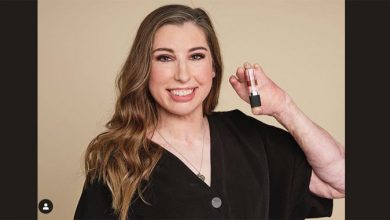 Το νέο πρόσωπο της Avon είναι μια γυναίκα με εγκαύματα στο 96% του κορμιού της